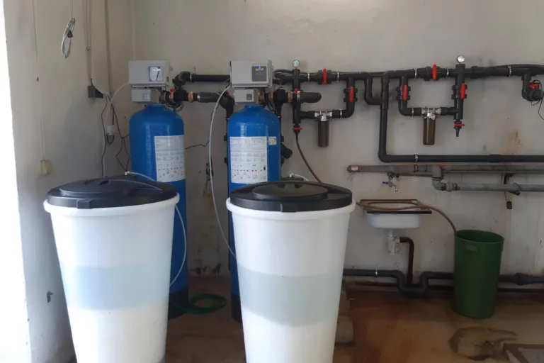 Duplexní průmyslový změkčovací filtr centrálního systému přípravy a ohřevu teplé vody